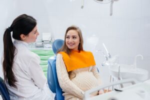 Pregnant woman speaking with her dentist